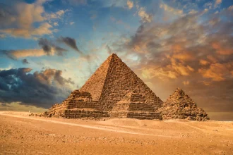 Visiter les pyramides de Gizeh : immersion au cœur de l’Égypte antique