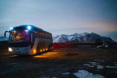 un bus en montagne
