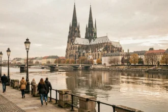 Vue panoramique de la cathédrale de Cologne et du Rhin avec la promenade et le pont Hohenzollern en arrière-plan