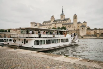 Bateau de croisière fluviale amarré sur les quais d'Avignon avec le Palais des Papes en arrière-plan