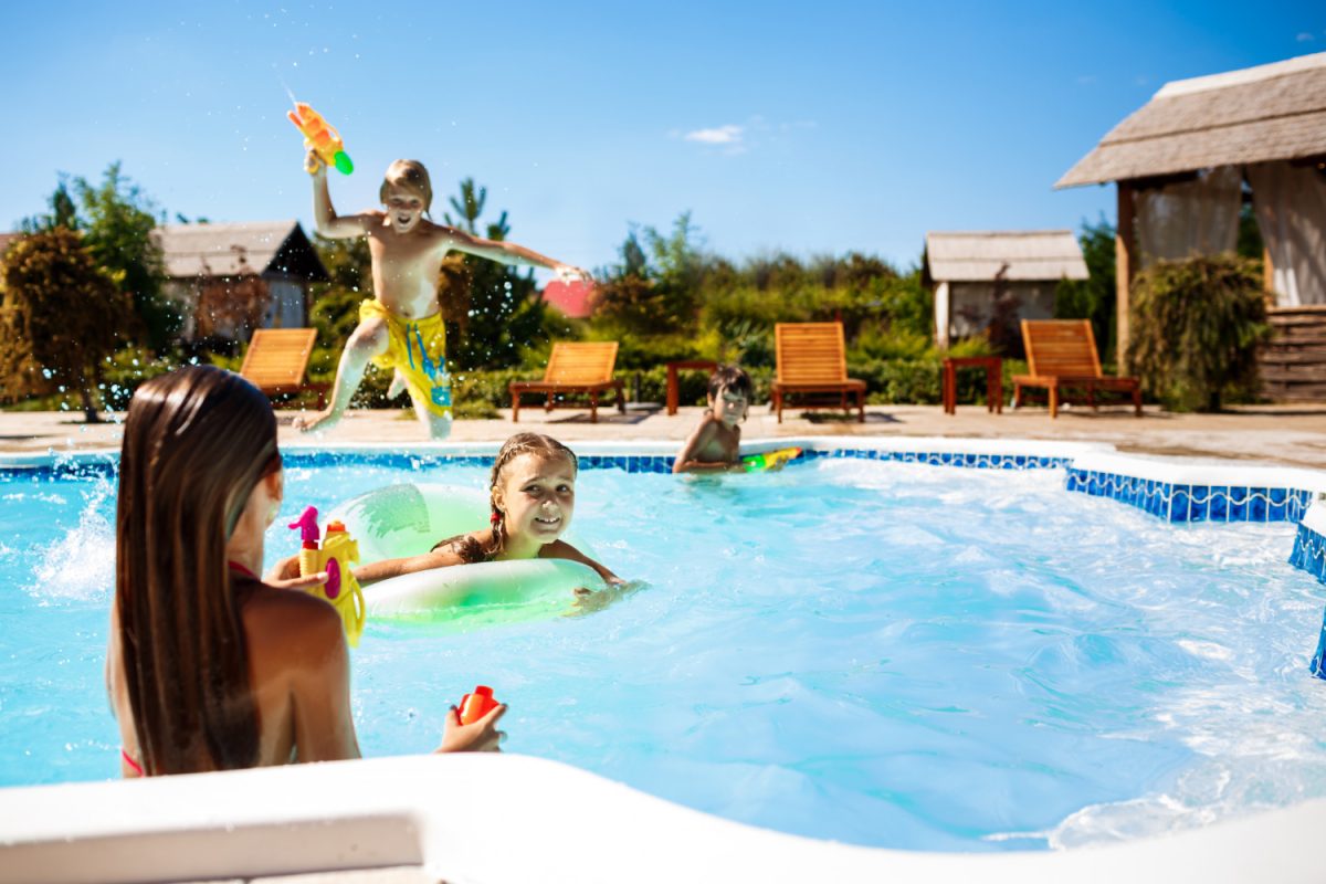 enfants dans la piscine au camping