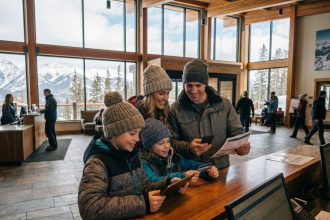 Famille souriante au resort ski moderne intérieur