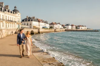 Vue panoramique sur le littoral de la Charente-Maritime avec promenade et hôtels élégants en arrière-plan