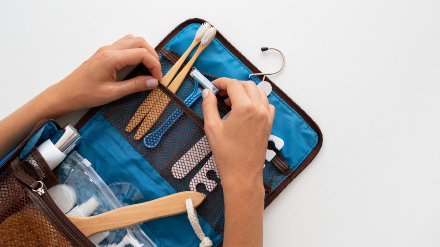 Les meilleures astuces pour une trousse de toilette pratique et fonctionnelle en voyage