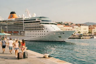 Bateau de croisière amarré au port de Nice avec vue sur la vieille ville et la Promenade des Anglais