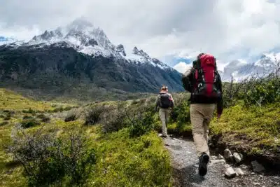 Deux randonneurs en montagne