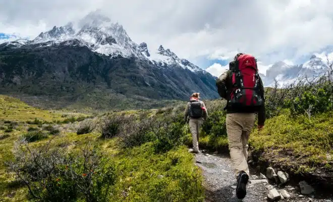 Deux randonneurs en montagne